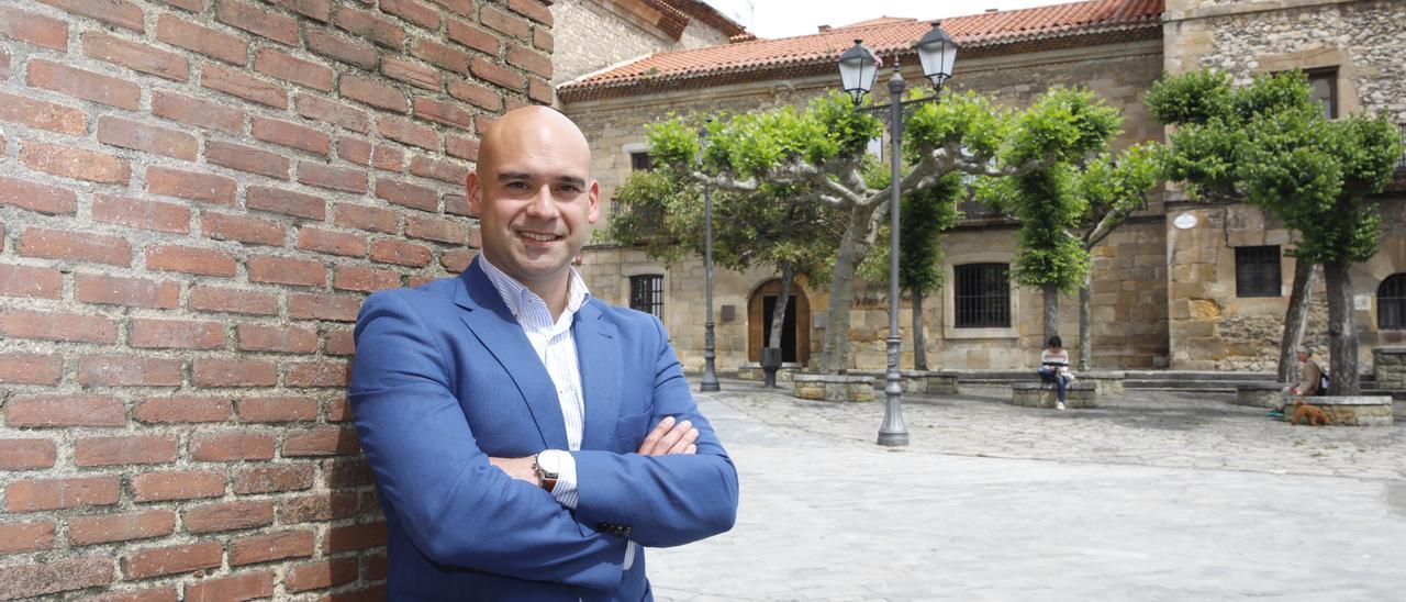 Jesús Martínez Salvador, ayer, en la plaza de Jovellanos.