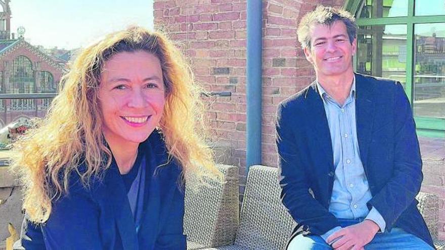 Carla Zaldúa, CEO de Accexible, realizando una prueba en el 4YFN del Mobile World Congress (izquierda) y junto a su hermano, Javier Zaldúa, cofundador del grupo (derecha) | Activos