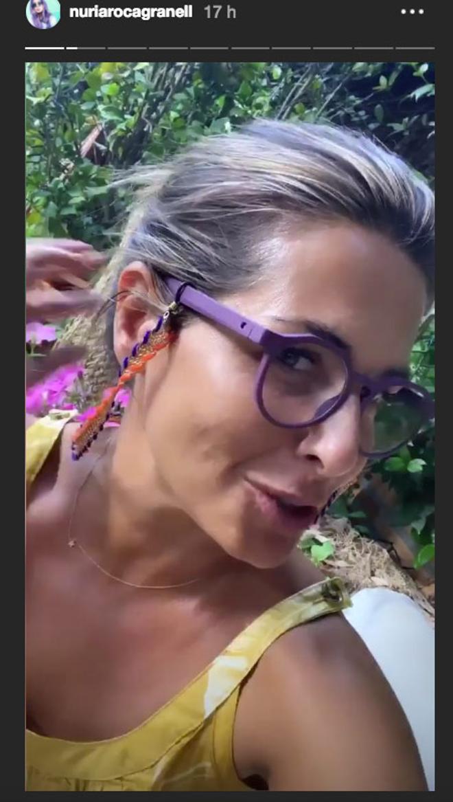 Nuria Roca, con moño y gafas