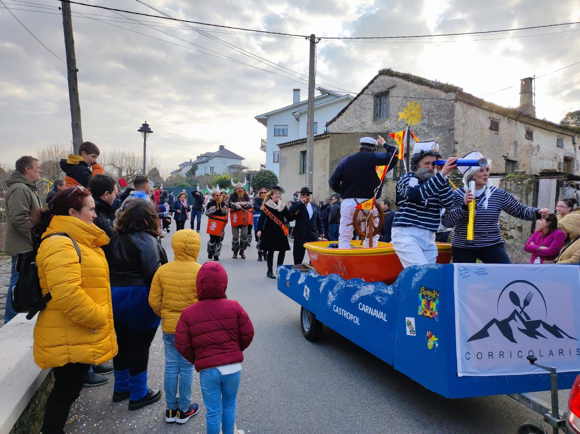 Castropol luce su carnaval, que pone final a la fiesta de las máscaras en el Occidente