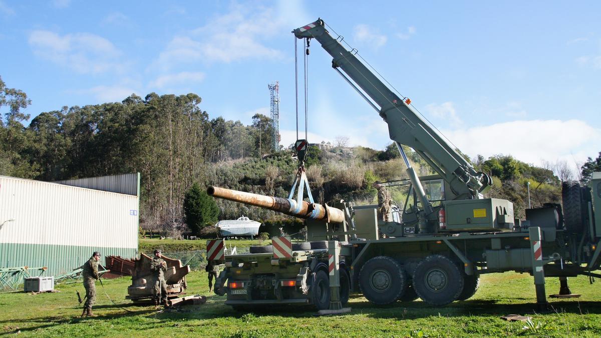 El cañón fue trasladado desde Cotobade a Bueu en 2015 por la Brilat de Pontevedra.