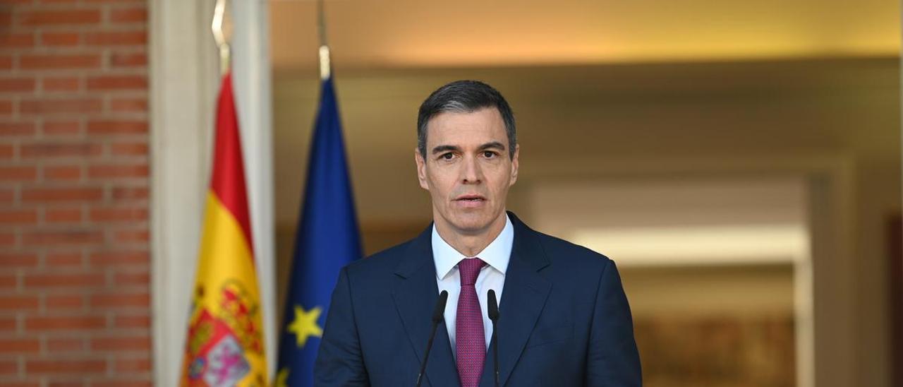 El presidente del Gobierno, Pedro Sánchez, durante su comparecencia institucional en La Moncloa este lunes para anunciar su decisión de no dimitir.