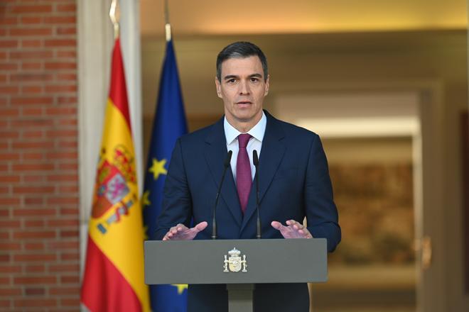 El presidente del Gobierno, Pedro Sánchez, durante su comparecencia institucional en La Moncloa este lunes para anunciar su decisión de no dimitir. 