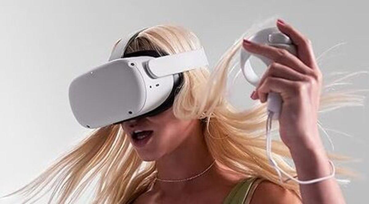 Una mujer prueba unas gafas de realidad virtual.