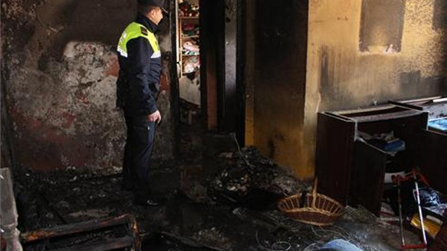 Dos mayores resultan heridos en el incendio de un piso en La Rambla