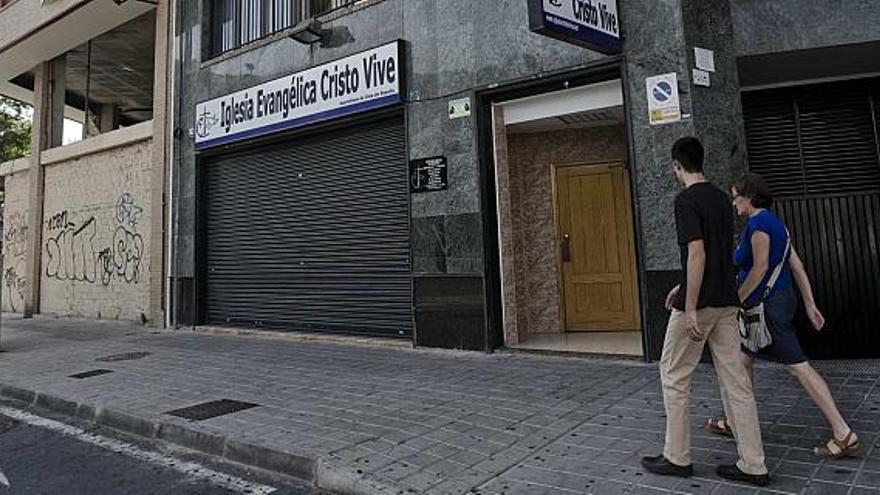 Local destinado a iglesia en los bajos de un edificio residencial en el Pla. En nuevo PGOU prohíbe templos en los bajos de inmuebles.