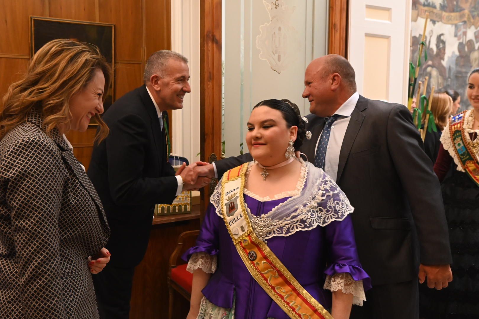 Galería de imágenes: Recepción de las reinas de los pueblos en el Ayuntamiento de Castelló