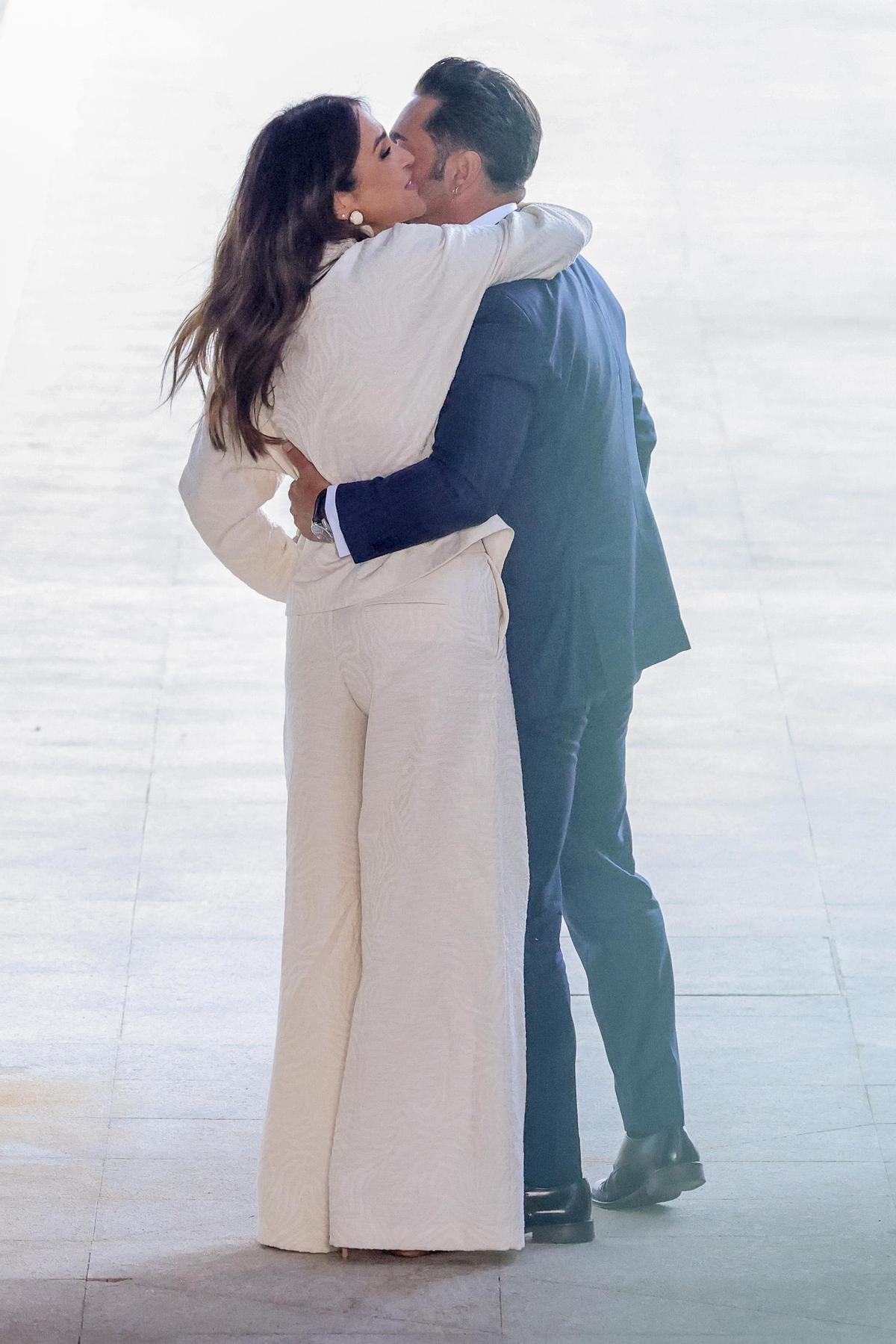 El abrazo entre Paula Echevarría y David Bustamante, dos padres orgullosos