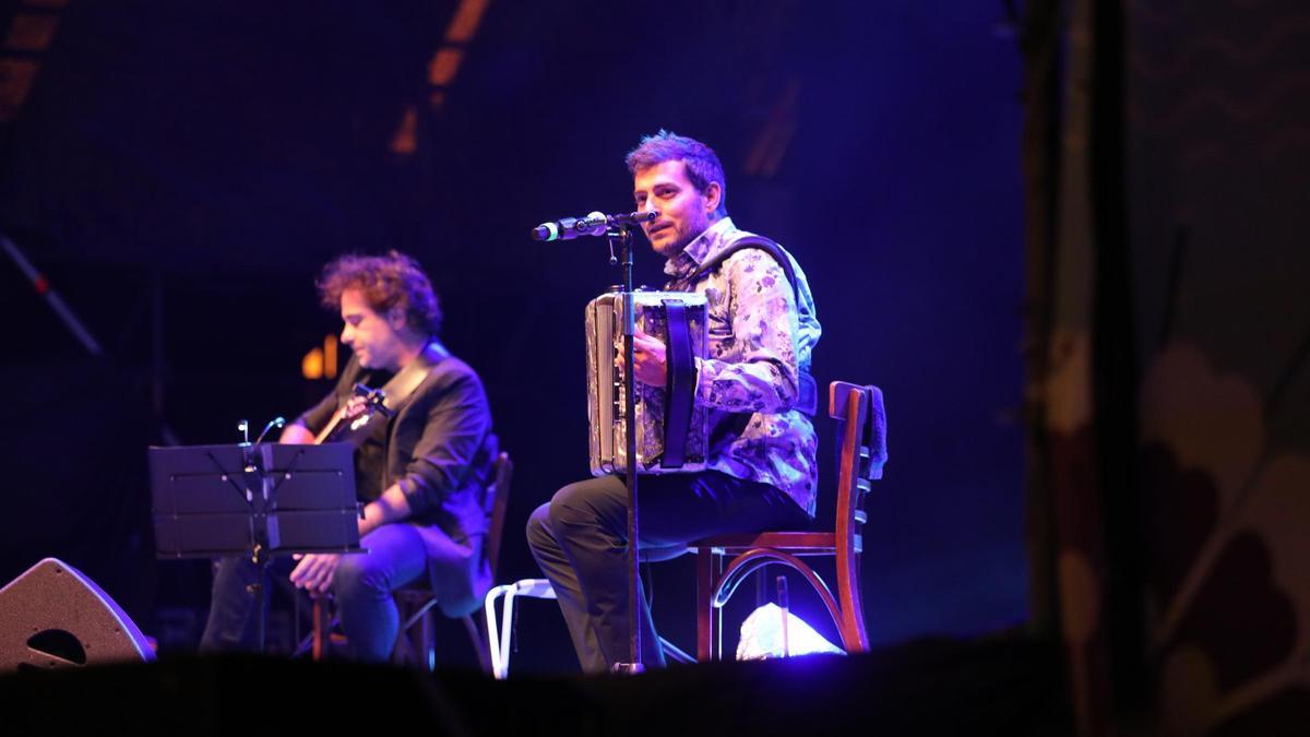 El folk de Fetén Fetén fue el plato principal este pasado lunes en la programación de la Plaza del Pilar.