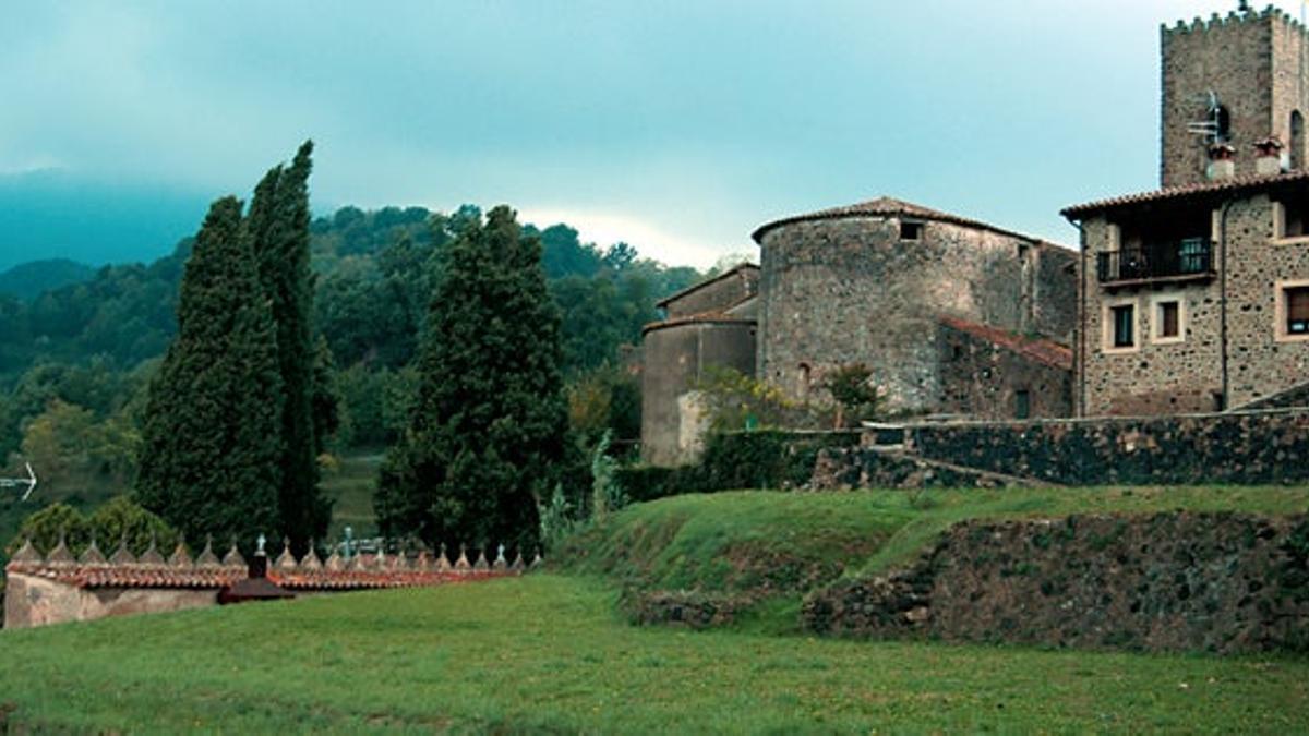 Vista de Santa Pau, uno de los más bellos conjuntos medievales de Cataluña.