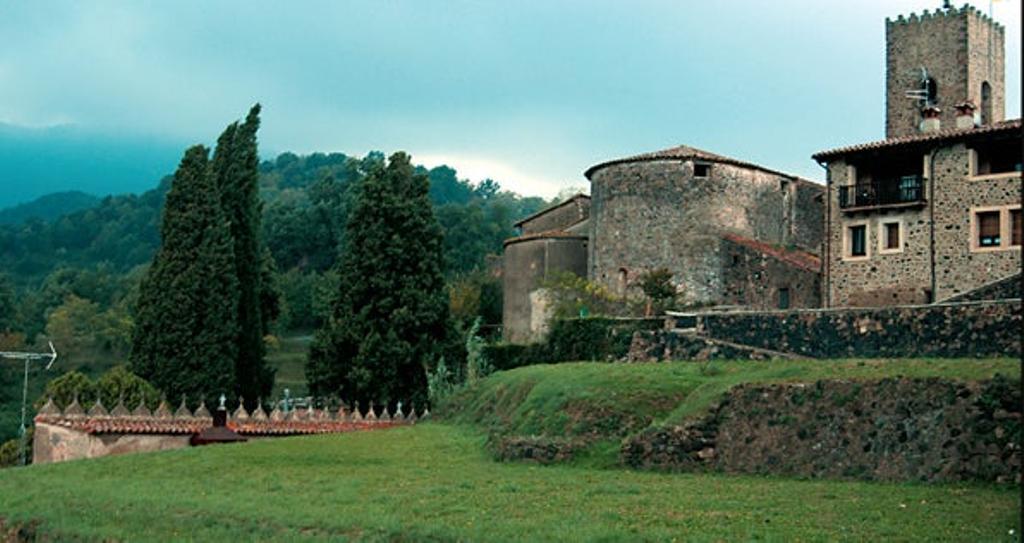 Vista de Santa Pau, uno de los más bellos conjuntos medievales de Cataluña.