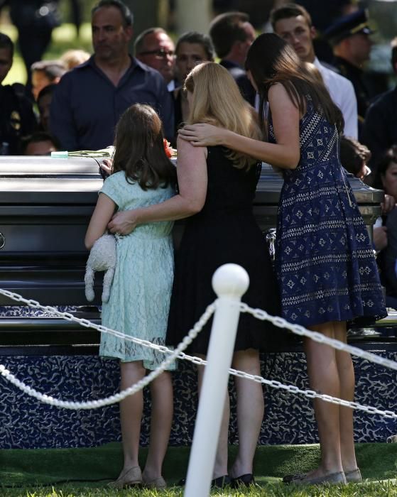 La dona i filles del sargent Michael J. Smith, mort al tiroteig de Dalsas, durant el seu funeral.