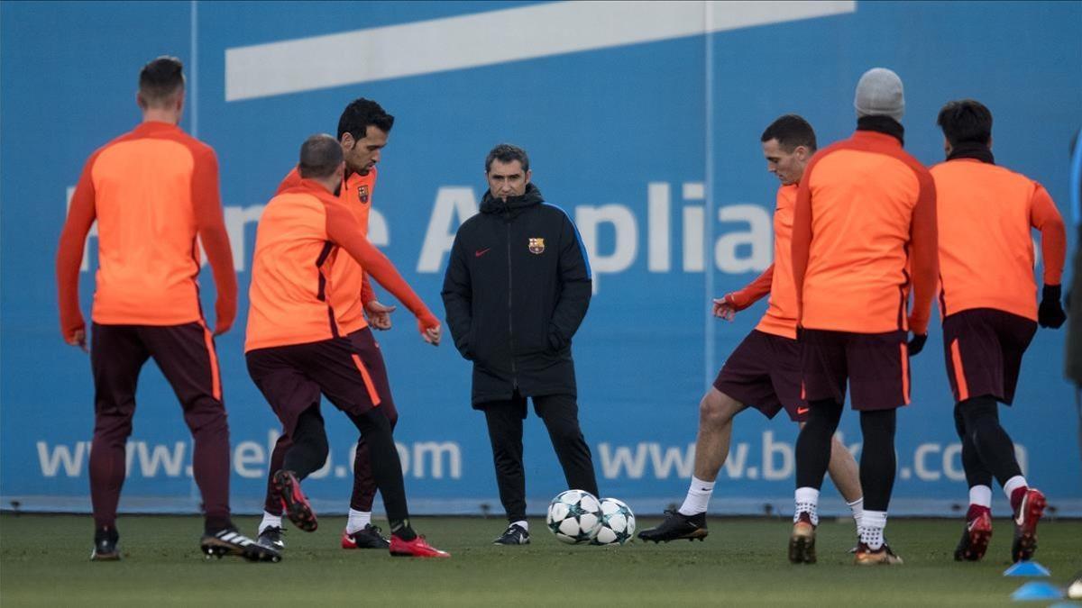 Ernesto Valverde observa el rondo de sus jugadores durante un entrenamiento.