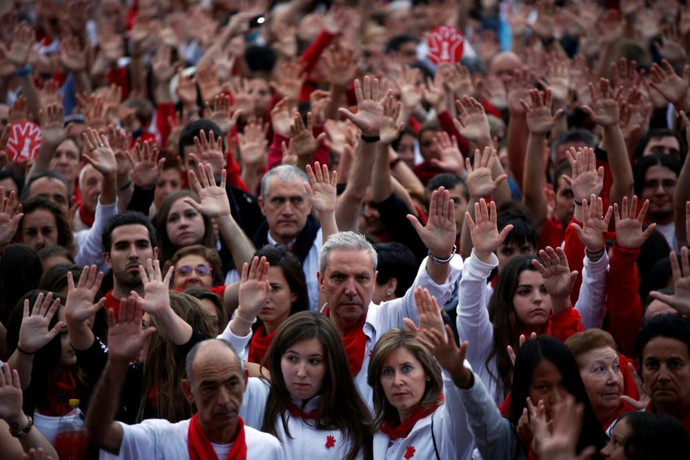 Miles de pamploneses han llenado este lunes la plaza del Castillo para expresar nuevamente su rechazo a las agresiones sexuales ocurridas en los Sanfermines.