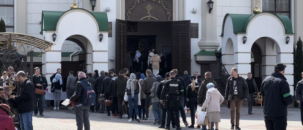 Fieles en fila para entrar en la iglesia de Svyato-Pokrovsʹkyy, en Zaporiyia.