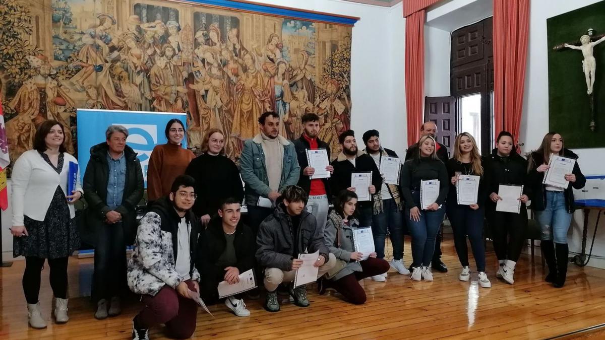 Autoridades, profesores y alumnos posan en una foto tras la entrega de diplomas en el Ayuntamiento. | M. J. C.