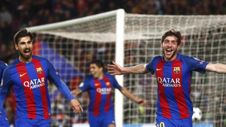 André Gomes celebra el gol de Sergi Roberto.