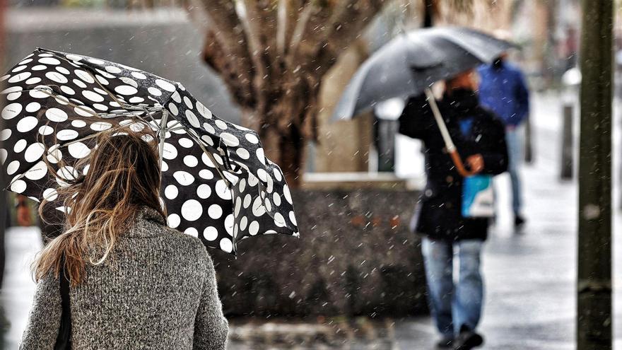 La lluvia fue copiosa, pero intermitente durante la jornada, lo que permitió la salida de un arcoíris.