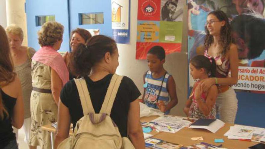 Llegada de algunas familias y voluntarios, ayer, al encuentro.