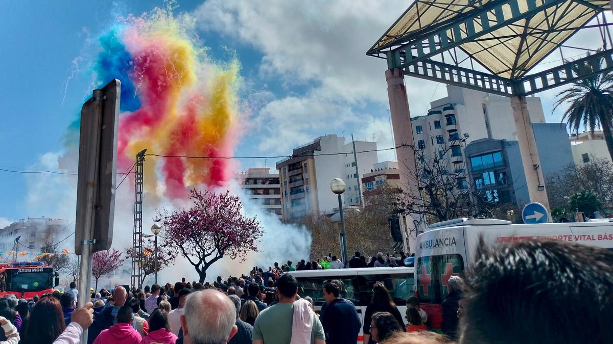 La senyera dibujada en la mascletà de Oliva