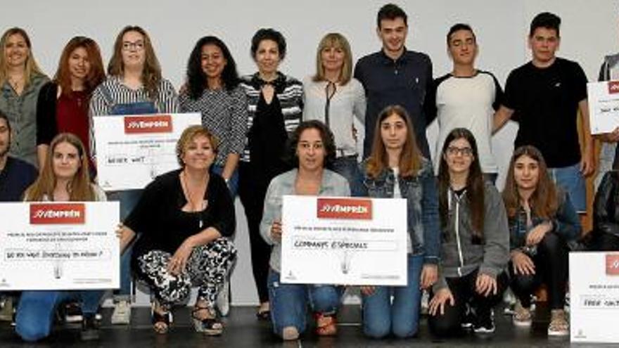 Fotografia de grup dels alumnes premiats en la tercera edició dels premis JovEmprèn de Sant Vicenç de Castellet