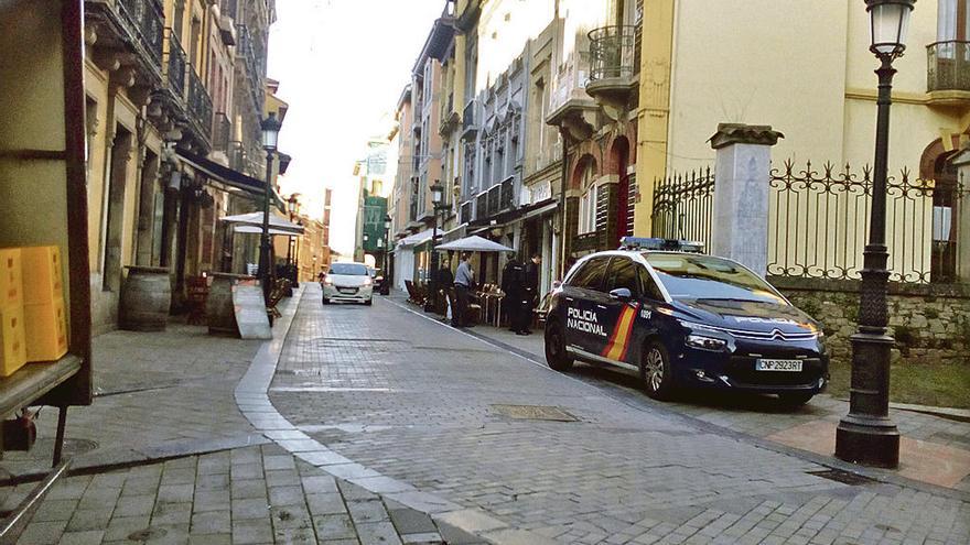 Un coche de Policía cerca del lugar donde se produjo la agresión.