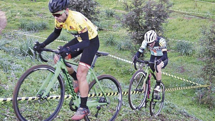 Miquel Ferrer, de amarillo, aparece en una subida por delante de Toni Pascual.