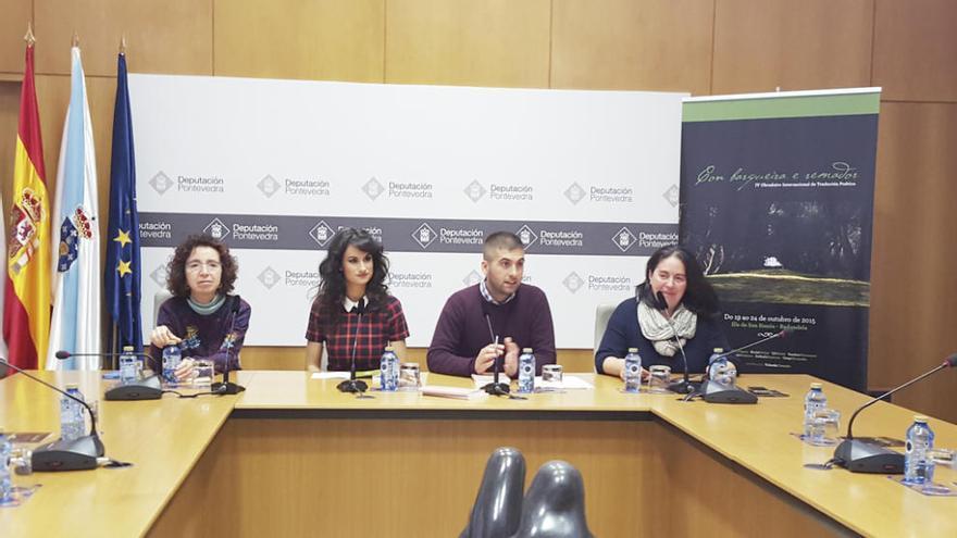 Yolanda Castaño y Xosé Leal, ayer, en la presentación. // Faro