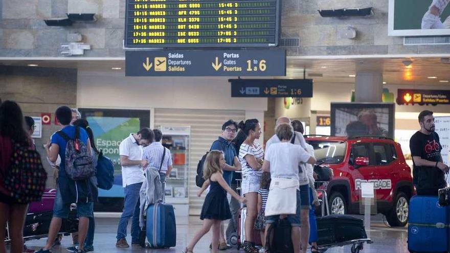 Turistas en el aeropuerto de Alvedro.