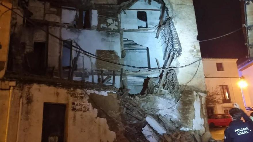Un inmueble abandonado se desploma en Ronda y obliga al desalojo de viviendas cercanas
