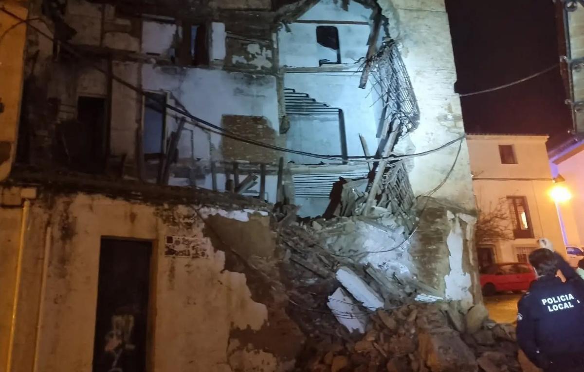 La Policía Local ha realizado un desalojo preventivo de los vecinos de viviendas cercanas. Y, según señala la regidora, se llevará a cabo, conforme a criterios técnicos, tras su evaluación y por seguridad, la demolición total del edificio.