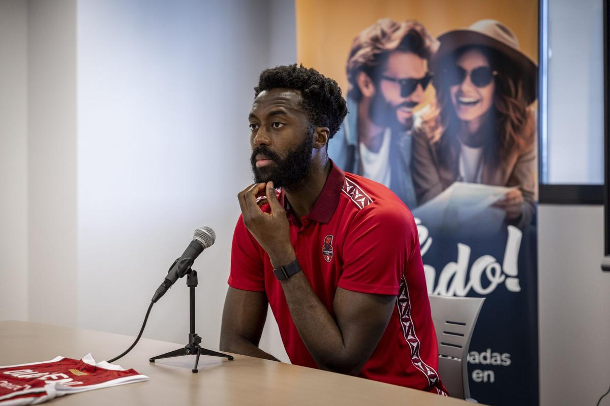 PRESENTACION DE GABRIEL OLASENI NUEVO JUGADOR DEL CASADEMONT ZARAGOZA