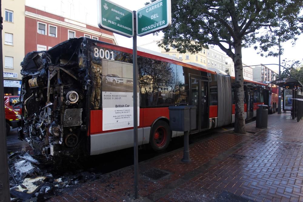 Un autobús de la EMT se incendia en Valencia