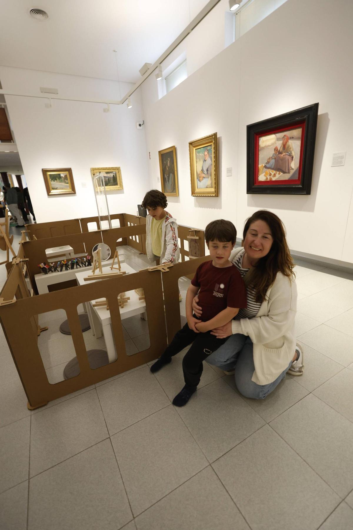 El arte y el juego infantil, de la mano en el Museo Piñole de Gijón para celebrar el Día de los Museos, en imágenes