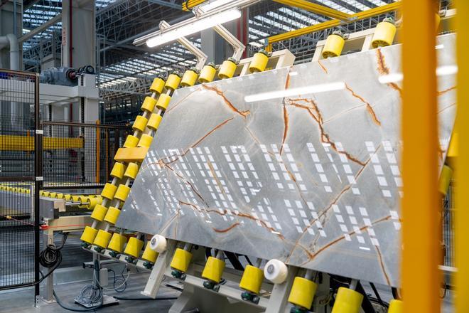 Interior de la planta de gran formato de Porcelanosa