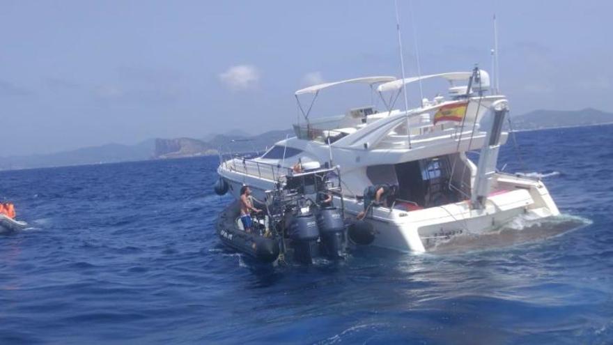 El barco, semihundido