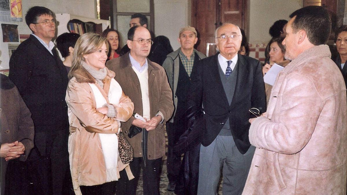 Brines, a la derecha, en la casa de Gil-Albert en El Salt de Alcoy en 2004.