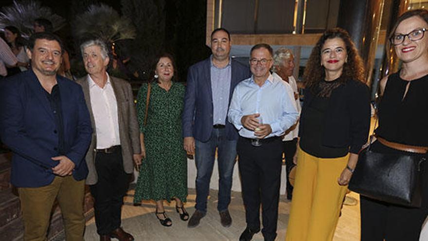 El director insular Enrique Sánchez, Enric Casanova, la delegada de Educación, Margalida Ferrer, el conseller Víctor Torres, Josep Marí Ribas, Pilar Costa y la concejala Beatriz Fernández.