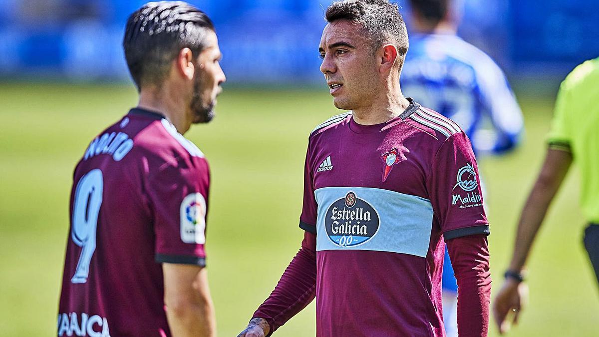 Iago Aspas conversa con Nolito en un momento del encuentro disputado ayer en Mendizorroza. |  // LOF