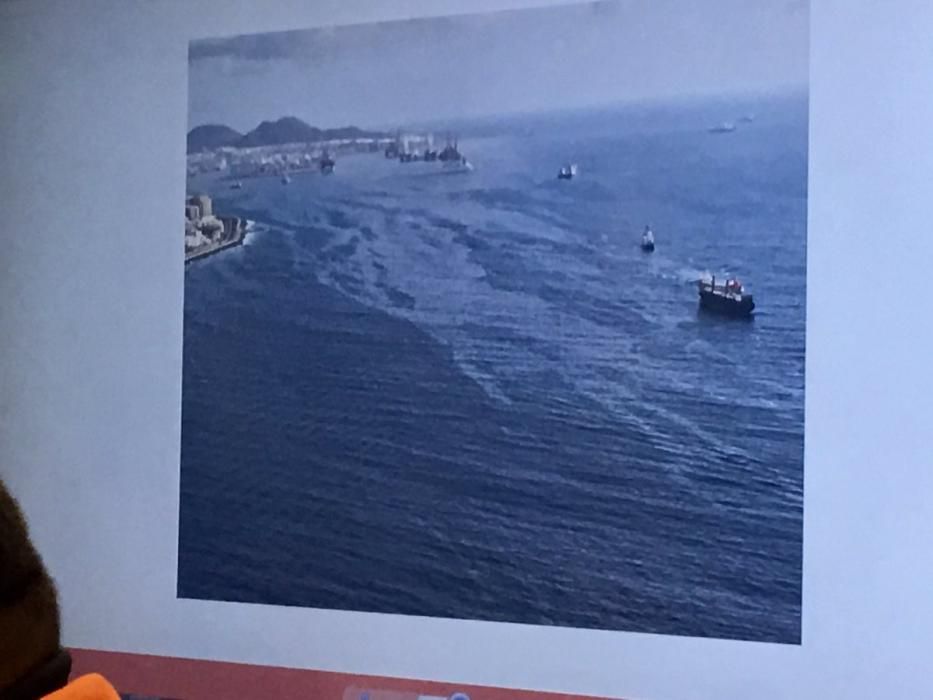 Vertido de combustible tras el accidente de un ferry en el puerto de Las Palmas