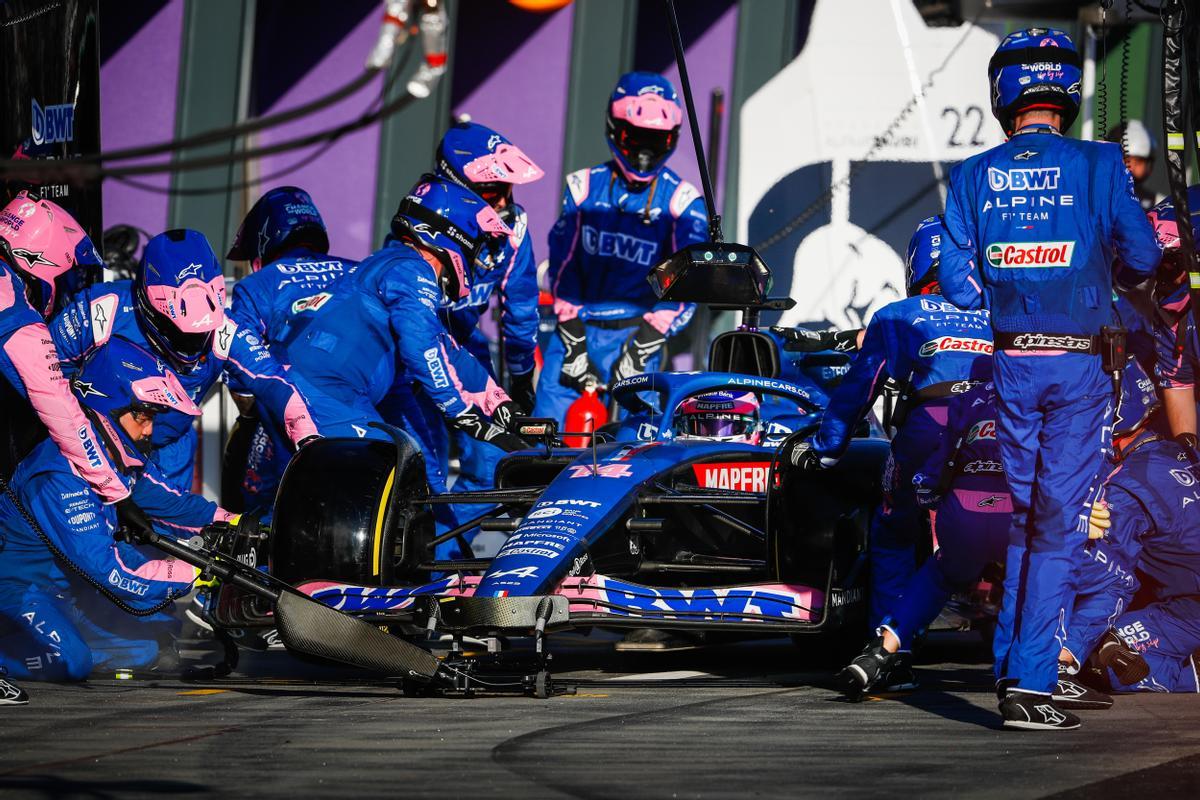 Fernando Alonso, durante su parada en boxes.