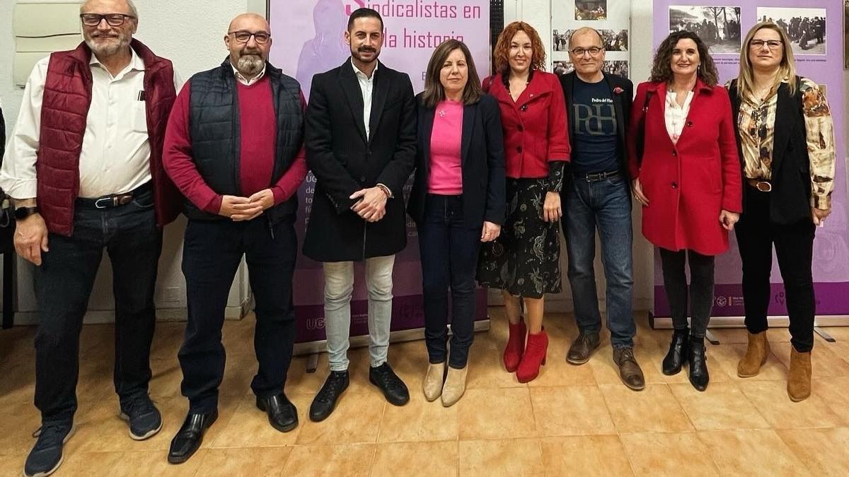 Bielsa y Tarragón con asistentes a la inauguración de la muestra en Puçol.