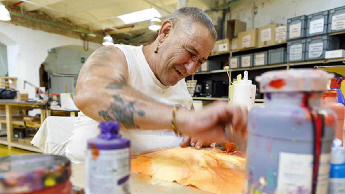 Peter pintando en el taller La Troballa.