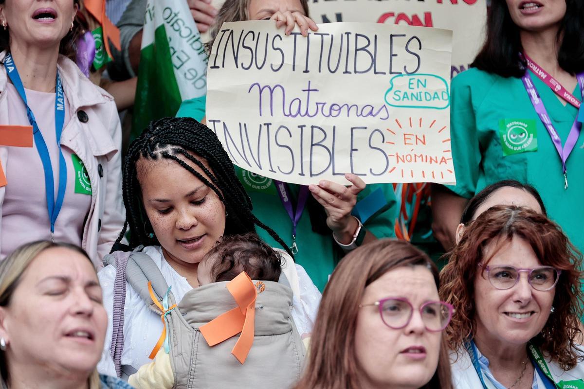 Concentración de matronas en el Hospital La Candelaria bajo el lema 'Nada que celebrar' Concentración de matronas en el Hospital La Candelaria bajo el lema 'Nada que celebrar'