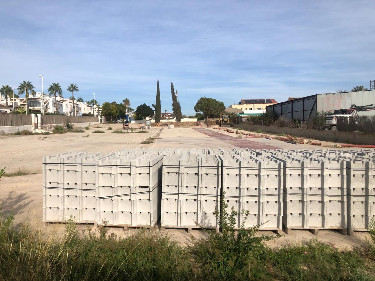 Inicios de los trabajos de la adecuación de la parcela en la calle Níspero