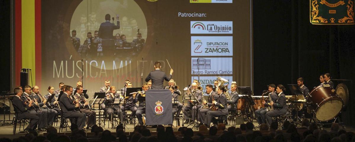 Actuación de la Unidad de Música de la Academia Básica Militar del Aire y el Espacio de León, en el escenario del Teatro Ramos Carrión. | ALBA PRIETO