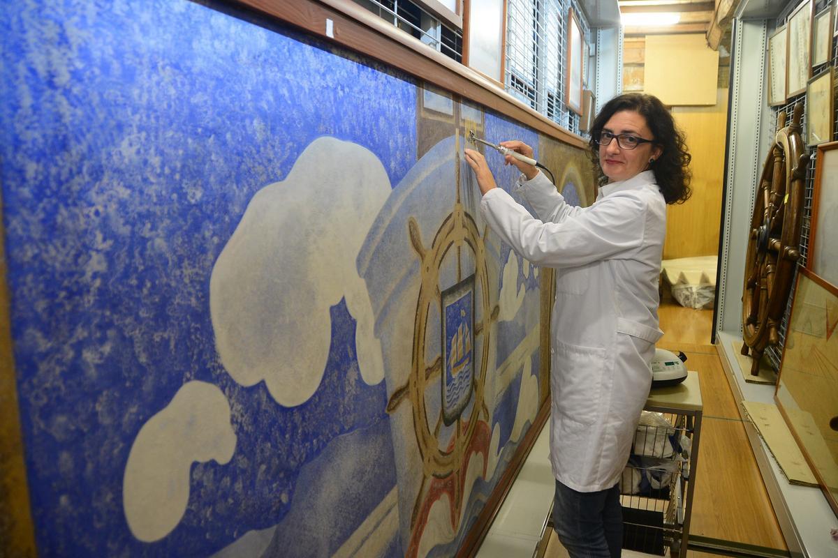 La restauradora Cristina Cobos, que se encargó de la restauración de los cuadros de Urbano Lugrís en el Museo Massó.