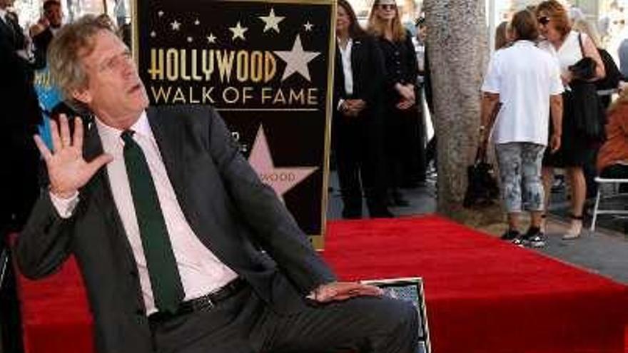 Hugh Larie posa con su estrella.