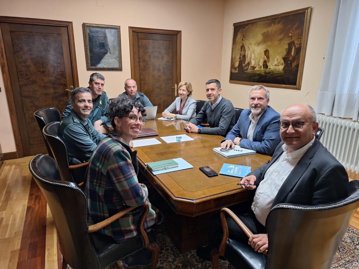 Losada, con responsables de la Cámara Minera, Industria y la Guardia Civil.