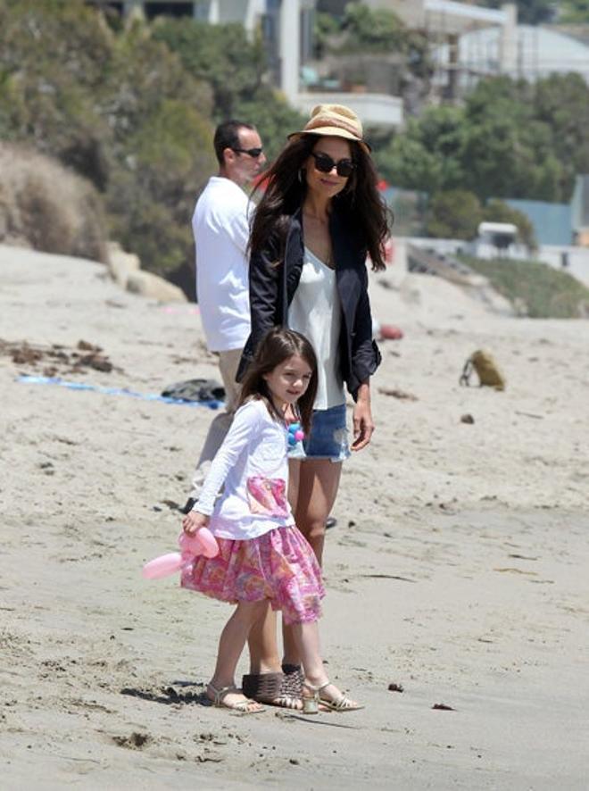 Katie Holmes pasa un día de playa con Suri